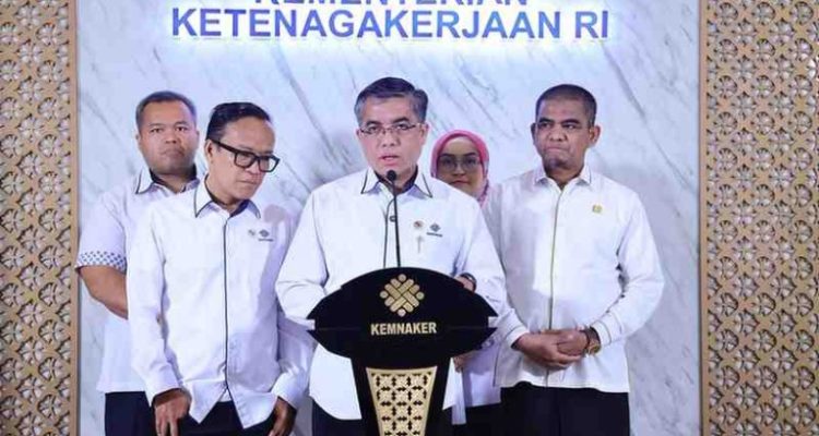 Menteri Ketenagakerjaan Yassierli mengumumkan bahwa Bantuan Subsidi Upah (BSU) Tahun 2025 Tahap I telah disalurkan kepada 2.450.068 pekerja dari total 3.697.836 penerima yang ditetapkan (Foto: Dok Kemnaker)