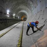 Pekerja memeriksa bangunan terowongan MRT Fase 2A Stasiun MRT Thamrin dan Monas saat pembangunan di Jakarta, Senin (26/5/2025). Menurut Menteri Koordinator Bidang Infrastruktur dan Pembangunan Kewilayahan Agus Harimurti Yudhoyono (AHY) pembangunan Stasiun MRT Thamrin dan Monas merupakan bagian dari paket pengerjaan CP201 telah mencapai progres 87 persen, dan dapat beroperasi pada tahun 2027. (ANTARA FOTO/Muhammad Adimaja/Spt)