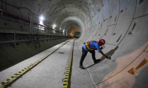 Pekerja memeriksa bangunan terowongan MRT Fase 2A Stasiun MRT Thamrin dan Monas saat pembangunan di Jakarta, Senin (26/5/2025). Menurut Menteri Koordinator Bidang Infrastruktur dan Pembangunan Kewilayahan Agus Harimurti Yudhoyono (AHY) pembangunan Stasiun MRT Thamrin dan Monas merupakan bagian dari paket pengerjaan CP201 telah mencapai progres 87 persen, dan dapat beroperasi pada tahun 2027. (ANTARA FOTO/Muhammad Adimaja/Spt)