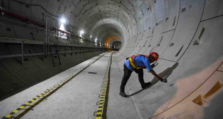 Pekerja memeriksa bangunan terowongan MRT Fase 2A Stasiun MRT Thamrin dan Monas saat pembangunan di Jakarta, Senin (26/5/2025). Menurut Menteri Koordinator Bidang Infrastruktur dan Pembangunan Kewilayahan Agus Harimurti Yudhoyono (AHY) pembangunan Stasiun MRT Thamrin dan Monas merupakan bagian dari paket pengerjaan CP201 telah mencapai progres 87 persen, dan dapat beroperasi pada tahun 2027. (ANTARA FOTO/Muhammad Adimaja/Spt)