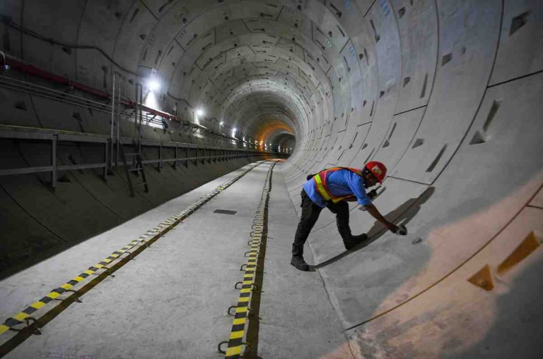 Pekerja memeriksa bangunan terowongan MRT Fase 2A Stasiun MRT Thamrin dan Monas saat pembangunan di Jakarta, Senin (26/5/2025). Menurut Menteri Koordinator Bidang Infrastruktur dan Pembangunan Kewilayahan Agus Harimurti Yudhoyono (AHY) pembangunan Stasiun MRT Thamrin dan Monas merupakan bagian dari paket pengerjaan CP201 telah mencapai progres 87 persen, dan dapat beroperasi pada tahun 2027. (ANTARA FOTO/Muhammad Adimaja/Spt)