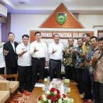 H. Cik Ujang menerima audiensi Pengurus Dewan Pimpinan Daerah Perkumpulan Penggilingan Padi dan Pengusaha Beras Indonesia (DPD PERPADI) dalam rangka silaturahmi di Ruang Tamu Wakil Gubernur Sumsel (Rabu, 4/6/2025).