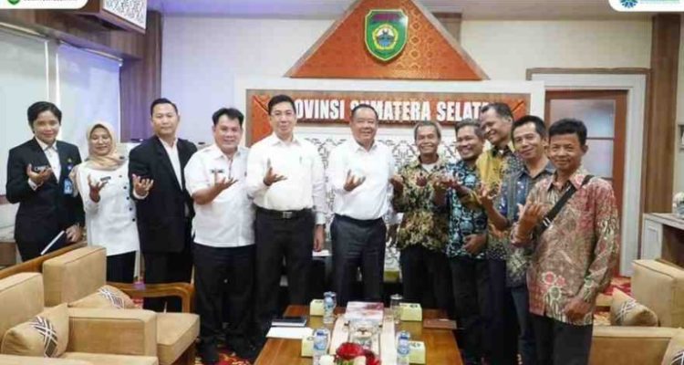 H. Cik Ujang menerima audiensi Pengurus Dewan Pimpinan Daerah Perkumpulan Penggilingan Padi dan Pengusaha Beras Indonesia (DPD PERPADI) dalam rangka silaturahmi di Ruang Tamu Wakil Gubernur Sumsel (Rabu, 4/6/2025).