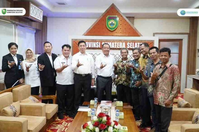 H. Cik Ujang menerima audiensi Pengurus Dewan Pimpinan Daerah Perkumpulan Penggilingan Padi dan Pengusaha Beras Indonesia (DPD PERPADI) dalam rangka silaturahmi di Ruang Tamu Wakil Gubernur Sumsel (Rabu, 4/6/2025).