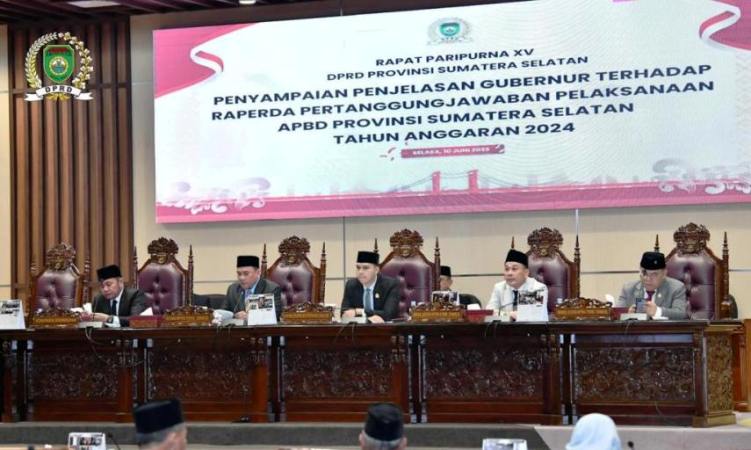 Rapat Paripurna XV DPRD Provinsi Sumsel mengagendakan penyampaian penjelasan Gubernur terkait Rancangan Peraturan Daerah (Raperda) tentang Pertanggungjawaban Pelaksanaan Anggaran Pendapatan dan Belanja Daerah (APBD) Tahun Anggaran 2024, yang digelar di Gedung DPRD Sumsel, Jalan POM IX Kota Palembang, pada hari Senin, tanggal 10 Juni 2025.