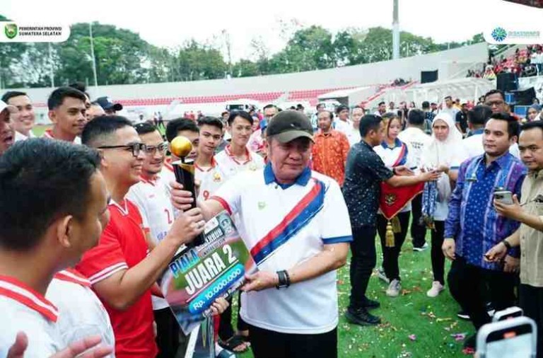 H. Herman Deru, secara resmi menutup Piala Gubernur Kejuaraan Sepak Bola Antar Organisasi Perangkat Daerah (OPD) dan membuka Kejuaraan Sepak Bola Piala Gubernur Sumatera Selatan U-15, yang berlangsung di Stadion Bumi Sriwijaya, Jumat (20/6/2025).