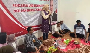 Hj. Eva Susanti, menggelar sosialisasi Empat Pilar MPR RI di Kota Palembang. Agenda edukasi ideologi kebangsaan ini menyasar kelompok strategis di tingkat akar rumput. (MUSINEWS.ID/TRI) Hj. Eva Susanti, menggelar sosialisasi Empat Pilar MPR RI di Kota Palembang. Agenda edukasi ideologi kebangsaan ini menyasar kelompok strategis di tingkat akar rumput. (MUSINEWS.ID/TRI)