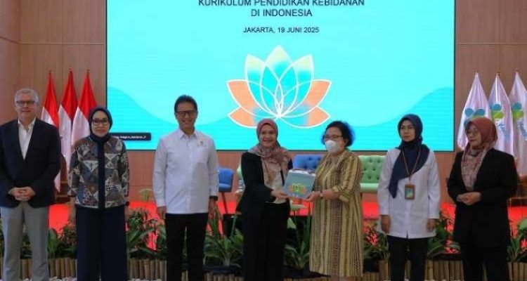 Menkes Budi Gundani Sadikin bersama pihak terkait dalam peresmian ‘Kerangka Pengembangan Kurikulum Pendidikan Kebidanan Indonesia’. (Foto: Kemenkes)