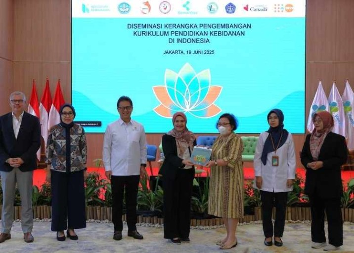 Menkes Budi Gundani Sadikin bersama pihak terkait dalam peresmian ‘Kerangka Pengembangan Kurikulum Pendidikan Kebidanan Indonesia’. (Foto: Kemenkes)