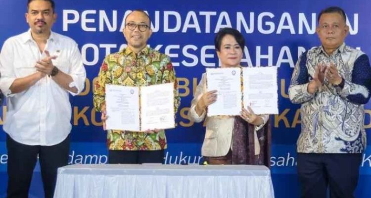 Penandatanganan ini dilakukan oleh Deputi Bidang Usaha Mikro Kementerian UMKM Riza Damanik dan Ketua Umum KAI Siti Jamaliah Lubis, serta disaksikan oleh Menteri UMKM Maman Abdurrahman dan Wakil Menteri UMKM Helvi Moraza terkait pendampingan hukum bagi UMKM. Foto: Kementerian UMKM