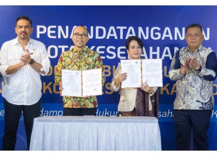 Penandatanganan ini dilakukan oleh Deputi Bidang Usaha Mikro Kementerian UMKM Riza Damanik dan Ketua Umum KAI Siti Jamaliah Lubis, serta disaksikan oleh Menteri UMKM Maman Abdurrahman dan Wakil Menteri UMKM Helvi Moraza terkait pendampingan hukum bagi UMKM. Foto: Kementerian UMKM