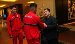 Ketua Umum PSS, Erick Thohir, menyapa pemain Timnas Indonesia. (MUSINEWS.ID/TRI) Ketua Umum PSS, Erick Thohir, menyapa pemain Timnas Indonesia. (MUSINEWS.ID/TRI)