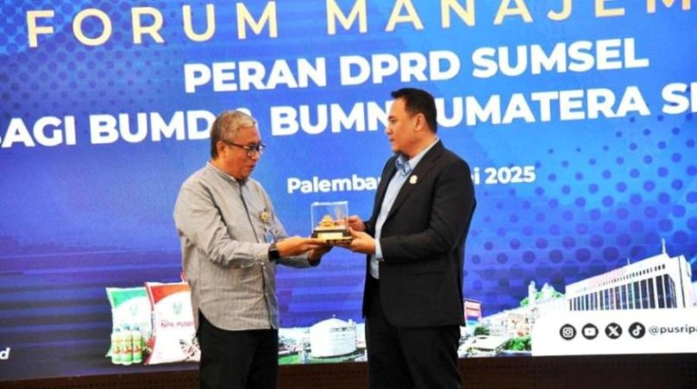 Ketua Dewan Perwakilan Rakyat Daerah (DPRD) Provinsi Sumatera Selatan (Sumsel), Andie Dinialdie, menjadi narasumber dalam acara Forum Manajemen Peran DPRD Sumsel Bagi BUMD dan BUMN yang diselenggarakan di Gedung Musi Diklat PT Pusri Palembang, pada hari Jum’at, tanggal 16 Mei 2025.