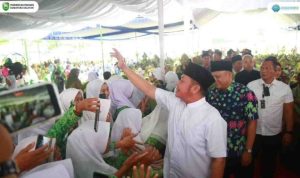 H. Herman Deru, menghadiri Peringatan Hari Lahir (Harlah) ke-79 Muslimat NU dan Harlah ke-75 Fatayat NU yang digelar oleh PC Muslimat NU Kabupaten OKU Timur di Lapangan KONI Gumawang, BK.10, Kecamatan Belitang, Minggu (29/6/2025).