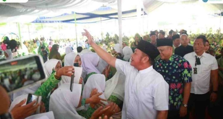 H. Herman Deru, menghadiri Peringatan Hari Lahir (Harlah) ke-79 Muslimat NU dan Harlah ke-75 Fatayat NU yang digelar oleh PC Muslimat NU Kabupaten OKU Timur di Lapangan KONI Gumawang, BK.10, Kecamatan Belitang, Minggu (29/6/2025).