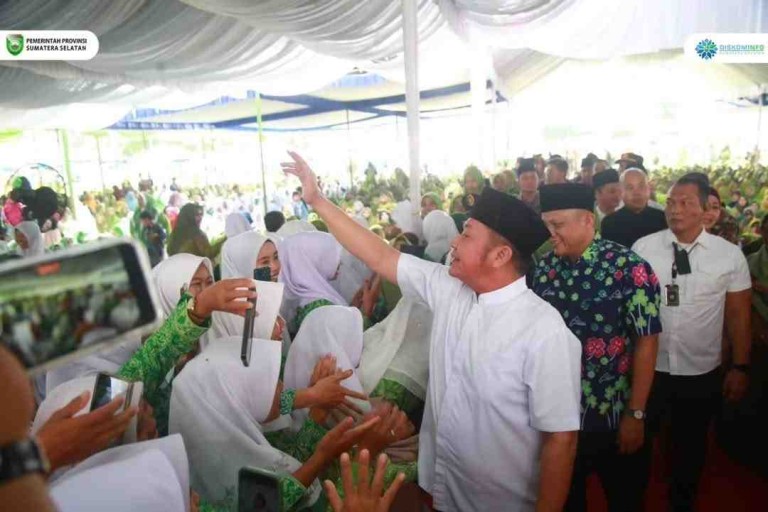 H. Herman Deru, menghadiri Peringatan Hari Lahir (Harlah) ke-79 Muslimat NU dan Harlah ke-75 Fatayat NU yang digelar oleh PC Muslimat NU Kabupaten OKU Timur di Lapangan KONI Gumawang, BK.10, Kecamatan Belitang, Minggu (29/6/2025).
