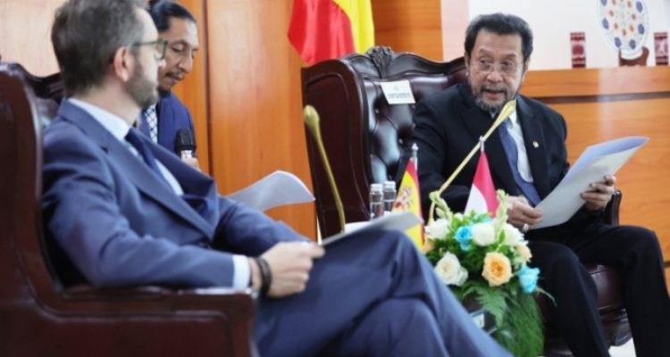 Wakil Ketua DPD RI, Yorrys Raweyai, saat menerima delegasi Senat Spanyol, Javier Maroto Aranzabal, bersama Pimpinan Badan Kerjasama Parlemen (BKSP) DPD RI, bertempat di Ruang Delegasi, lantai 8, Gedung Nusantara III Komplek Parlemen, pada hari Jum'at, tanggal 20 Juni 2025.