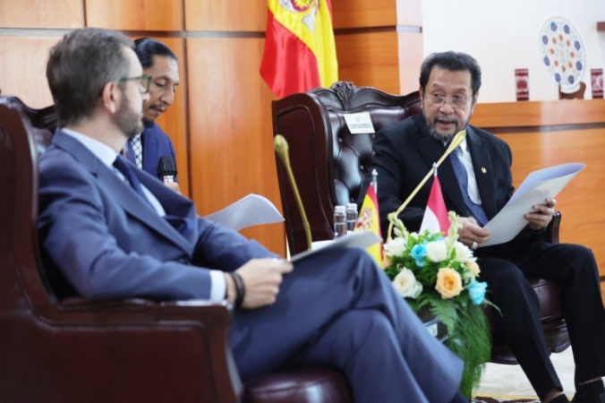 Wakil Ketua DPD RI, Yorrys Raweyai, saat menerima delegasi Senat Spanyol, Javier Maroto Aranzabal, bersama Pimpinan Badan Kerjasama Parlemen (BKSP) DPD RI, bertempat di Ruang Delegasi, lantai 8, Gedung Nusantara III Komplek Parlemen, pada hari Jum'at, tanggal 20 Juni 2025.