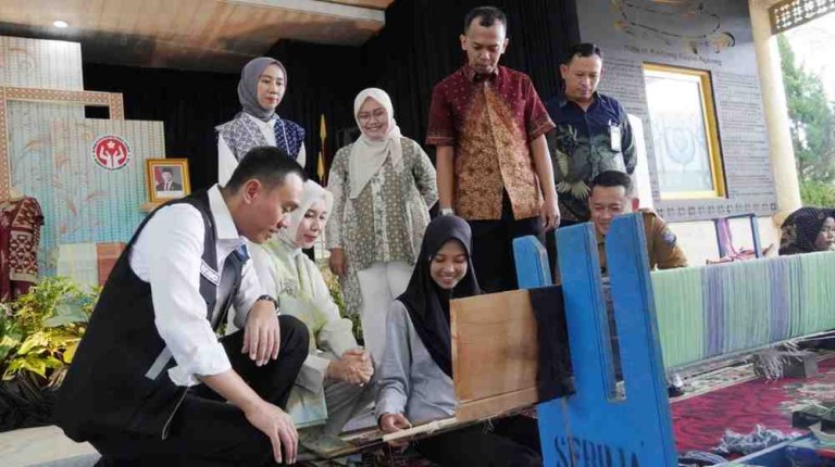 Pemerintah Kabupaten Ogan Komering Ilir (OKI) melalui Dewan Kerajinan Nasional Daerah (Dekranasda) menggelar Pelatihan Tenun Songket Khas Kabupaten OKI – Bidak Cukit