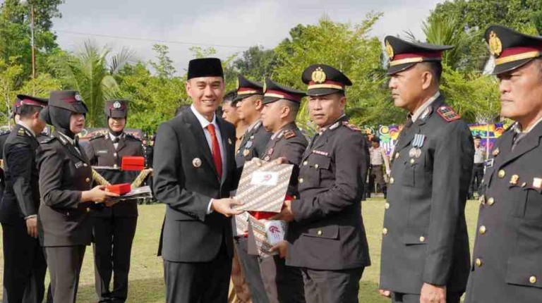 Bupati Ogan Komering Ilir (OKI), H. Muchendi Mahzareki menghadiri sekaligus pimpin apel peringatan Hari Ulang Tahun Bhayangkara ke-79 tahun 2025.