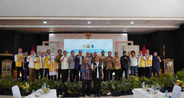 Komisi V DPR RI melakukan kunjungan kerja spesifik dalam rangka meninjau standar pelayanan minimum Jalan Tol Kayuagung-Palembang.