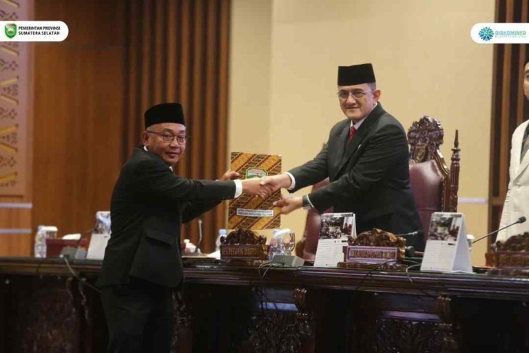 Rapat ini Dihadiri oleh Sekretaris Daerah Provinsi Sumatera Selatan Edward Candra dan dipimpin oleh Wakil Ketua DPRD Sumsel, H. Nopianto, S.Sos., M.M, di Ruang Rapat Paripurna DPRD Sumsel.Jumat (11/07/2025).