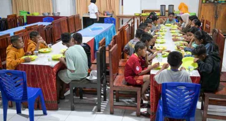 Program Sekolah Rakyat, sebuah gagasan dari Presiden Prabowo Subianto untuk memutus rantai kemiskinan melalui pendidikan, mulai berjalan pada tahun ajaran 2025/2026, diawali dengan Masa Pengenalan Lingkungan Sekolah Program pada Senin, 14 Juli 2025