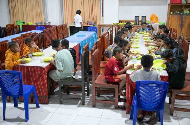 Program Sekolah Rakyat, sebuah gagasan dari Presiden Prabowo Subianto untuk memutus rantai kemiskinan melalui pendidikan, mulai berjalan pada tahun ajaran 2025/2026, diawali dengan Masa Pengenalan Lingkungan Sekolah Program pada Senin, 14 Juli 2025