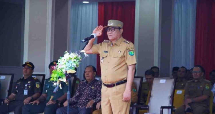 Upacara berlangsung di Halaman Pendopoan Griya Bumi Serasan Sekate, Senin (14/7/2025).