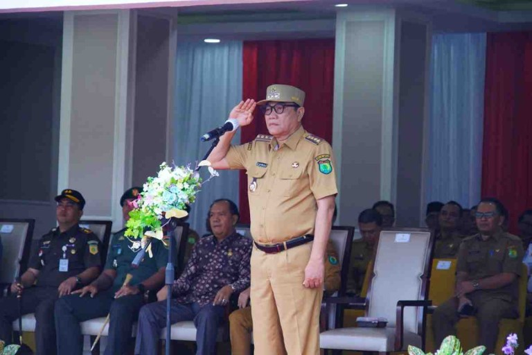 Upacara berlangsung di Halaman Pendopoan Griya Bumi Serasan Sekate, Senin (14/7/2025).