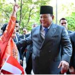 Presiden Republik Indonesia, Prabowo Subianto, tiba di Paris pada Sabtu malam, 13 Juli 2025, dalam rangka memenuhi undangan sebagai tamu kehormatan pada Bastille Day. Foto: BPMI Setpres/Cahyo
