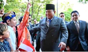 Presiden Republik Indonesia, Prabowo Subianto, tiba di Paris pada Sabtu malam, 13 Juli 2025, dalam rangka memenuhi undangan sebagai tamu kehormatan pada Bastille Day. Foto: BPMI Setpres/Cahyo