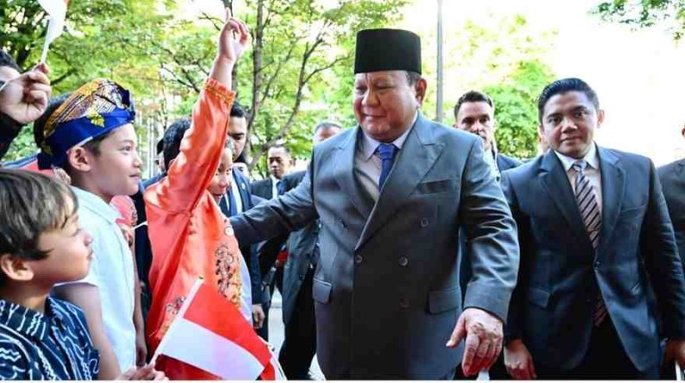 Presiden Republik Indonesia, Prabowo Subianto, tiba di Paris pada Sabtu malam, 13 Juli 2025, dalam rangka memenuhi undangan sebagai tamu kehormatan pada Bastille Day. Foto: BPMI Setpres/Cahyo
