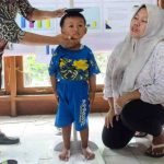 Ilustrasi: Petugas posyandu mencatat berat dan tinggi badan balita di saat peluncuran Posyandu plus di Kantor Kelurahan Penumping, Solo, Jawa Tengah, Sabtu (14/6/2025). Kegiatan posyandu tersebut sebagai upaya memaksimalkan target penanganan stunting Kota Solo dengan slogan zero new stunting atau tidak ada tambahan kasus stunting baru di 2025 . ANTARAFOTO/Maulana Surya/nz.