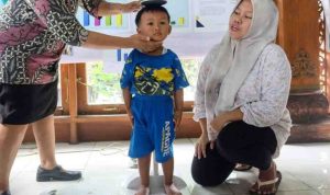 Ilustrasi: Petugas posyandu mencatat berat dan tinggi badan balita di saat peluncuran Posyandu plus di Kantor Kelurahan Penumping, Solo, Jawa Tengah, Sabtu (14/6/2025). Kegiatan posyandu tersebut sebagai upaya memaksimalkan target penanganan stunting Kota Solo dengan slogan zero new stunting atau tidak ada tambahan kasus stunting baru di 2025 . ANTARAFOTO/Maulana Surya/nz.
