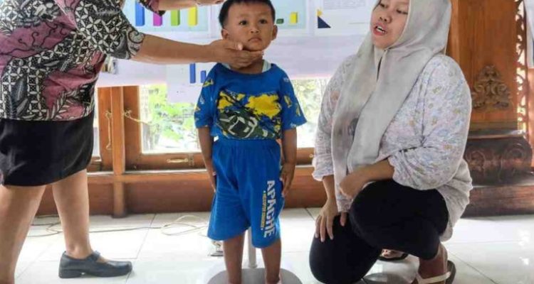 Ilustrasi: Petugas posyandu mencatat berat dan tinggi badan balita di saat peluncuran Posyandu plus di Kantor Kelurahan Penumping, Solo, Jawa Tengah, Sabtu (14/6/2025). Kegiatan posyandu tersebut sebagai upaya memaksimalkan target penanganan stunting Kota Solo dengan slogan zero new stunting atau tidak ada tambahan kasus stunting baru di 2025 . ANTARAFOTO/Maulana Surya/nz.