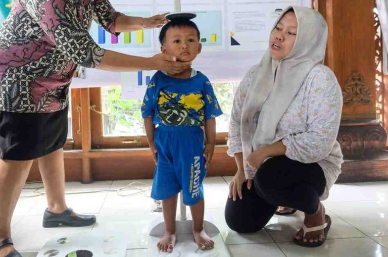 Ilustrasi: Petugas posyandu mencatat berat dan tinggi badan balita di saat peluncuran Posyandu plus di Kantor Kelurahan Penumping, Solo, Jawa Tengah, Sabtu (14/6/2025). Kegiatan posyandu tersebut sebagai upaya memaksimalkan target penanganan stunting Kota Solo dengan slogan zero new stunting atau tidak ada tambahan kasus stunting baru di 2025 . ANTARAFOTO/Maulana Surya/nz.