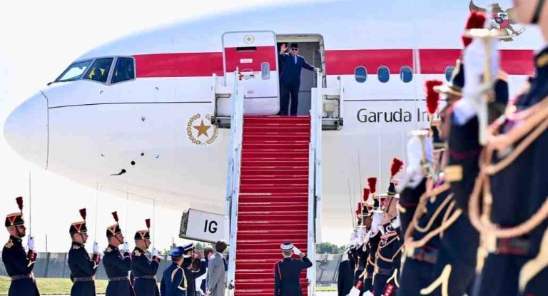 Presiden Republik Indonesia, Prabowo Subianto, bertolak dari Paris, Prancis, kembali menuju tanah air pada Selasa, 15 Juli 2025. Foto: BPMI Setpres/Cahyo