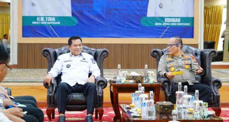 H M Toha SH menyambut kunjungan Kepala Badan Narkotika Nasional Kabupaten (BNNK) Musi Rawas, AKBP Abdul Rahman, ST, MM, di Guest House Griya Bumi Serasan Sekate, Rabu (16/7/2025).