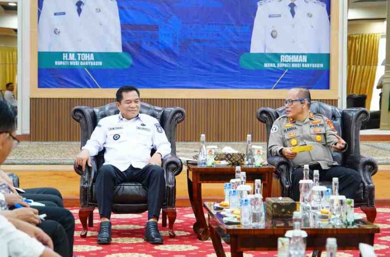 H M Toha SH menyambut kunjungan Kepala Badan Narkotika Nasional Kabupaten (BNNK) Musi Rawas, AKBP Abdul Rahman, ST, MM, di Guest House Griya Bumi Serasan Sekate, Rabu (16/7/2025).