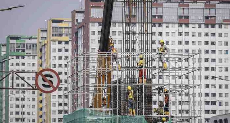 Pekerja menyelesaikan pembangunan LRT Jakarta Fase 1B di kawasan Jl. Pramuka, Jakarta, Jumat (9/5/2025). Bank Indonesia (BI) Provinsi DKI Jakarta memperkirakan perekonomian Jakarta tetap tumbuh kuat di kisaran 4,6-5,4 persen sepanjang tahun 2025 yang ditopang investasi dan sektor konstruksi. ANTARA FOTO/Dhemas Reviyanto/bar