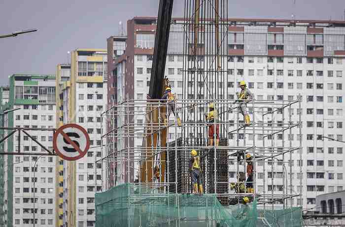 Pekerja menyelesaikan pembangunan LRT Jakarta Fase 1B di kawasan Jl. Pramuka, Jakarta, Jumat (9/5/2025). Bank Indonesia (BI) Provinsi DKI Jakarta memperkirakan perekonomian Jakarta tetap tumbuh kuat di kisaran 4,6-5,4 persen sepanjang tahun 2025 yang ditopang investasi dan sektor konstruksi. ANTARA FOTO/Dhemas Reviyanto/bar