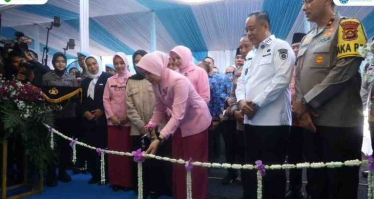 H. Cik Ujang, meresmikan Satuan Pelayanan Pemenuhan Gizi (SPPG) Polda Sumatera Selatan yang berlokasi di Gedung SPPG Komplek Pakri, Kamis (17/7/2025).