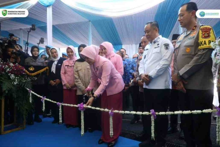 H. Cik Ujang, meresmikan Satuan Pelayanan Pemenuhan Gizi (SPPG) Polda Sumatera Selatan yang berlokasi di Gedung SPPG Komplek Pakri, Kamis (17/7/2025).