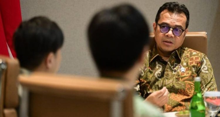 Wamenkomdigi Nezar Patria dalam pertemuan dengan Wakil Duta Besar Singapura untuk Indonesia Terrence Teo di Kantor Kementerian Komdigi, Jakarta Pusat (foto: Humas Kemkomdigi)