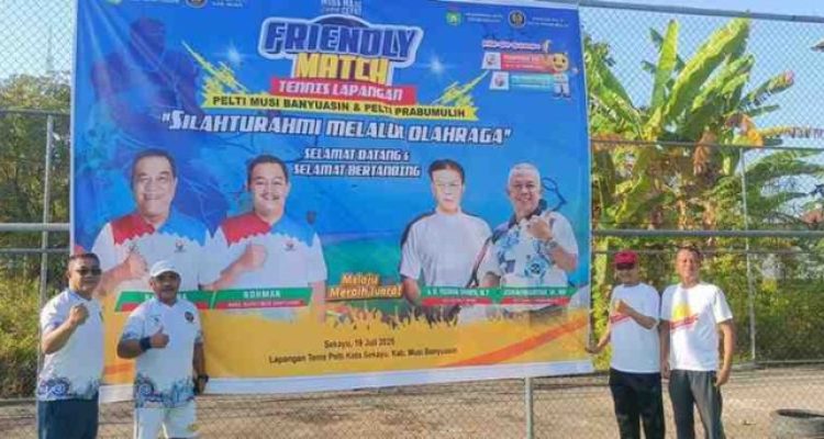 Persatuan Tenis Lapangan Indonesia (PELTI) Kabupaten Musi Banyuasin dan PELTI Kota Prabumulih menggelar Friendly Match Tenis Lapangan di Lapangan Tenis PELTI Kota Sekayu, Sabtu (19/7/2025).