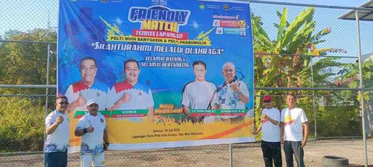 Persatuan Tenis Lapangan Indonesia (PELTI) Kabupaten Musi Banyuasin dan PELTI Kota Prabumulih menggelar Friendly Match Tenis Lapangan di Lapangan Tenis PELTI Kota Sekayu, Sabtu (19/7/2025).