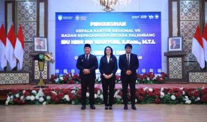 H. Herman Deru, secara resmi mengukuhkan Heni Sri Wahyuni, S.Kom., M.T.I. sebagai Kepala Kantor Regional VII Badan Kepegawaian Negara (BKN) Palembang. Acara pengukuhan ini berlangsung di Griya Agung Palembang. Selasa (22/7/2025).