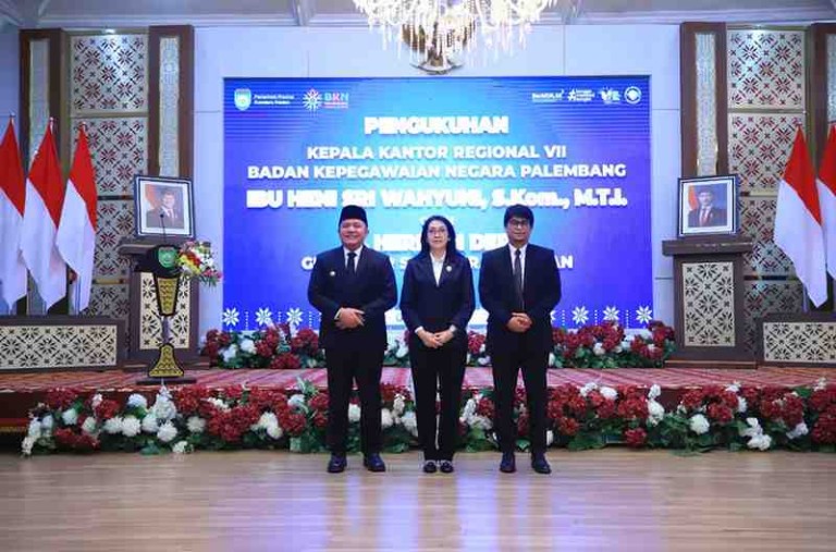 H. Herman Deru, secara resmi mengukuhkan Heni Sri Wahyuni, S.Kom., M.T.I. sebagai Kepala Kantor Regional VII Badan Kepegawaian Negara (BKN) Palembang. Acara pengukuhan ini berlangsung di Griya Agung Palembang. Selasa (22/7/2025).