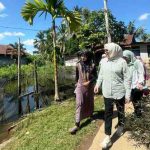 Hj. Eva Susanti, S.E., M.M., melakukan kunjungan lapangan ke lokasi budidaya ikan lele milik warga di Kelurahan Karya Baru, Kecamatan Alang-Alang Lebar, Kota Palembang.
